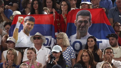 KAD POKULJAJU EMOCIJE: Evo šta su posle poraza Novaka Đokovića u polufinalu Australijan opena uradili njegovi navijači (VIDEO) KAD POKULJAJU EMOCIJE: Evo šta su posle poraza Novaka Đokovića u polufinalu Australijan opena uradili njegovi navijači (VIDEO)