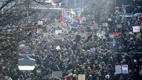 НЕМА НАЗНАКА ЗА СМИРИВАЊЕ СИТУАЦИЈЕ У НЕМАЧКОЈ: Нови протести у најави, очекује се на стотине хиљада људи (ВИДЕО) НЕМА НАЗНАКА ЗА СМИРИВАЊЕ СИТУАЦИЈЕ У НЕМАЧКОЈ: Нови протести у најави, очекује се на стотине хиљада људи (ВИДЕО)