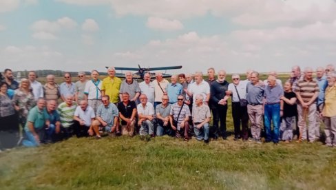 MI SELJAČKI PILOTI HRANILI SMO CEO JAT! Miroslav Isaković, Otac naše privredne avijacije, o oranju nebeskih njiva MI SELJAČKI PILOTI HRANILI SMO CEO JAT! Miroslav Isaković, Otac naše privredne avijacije, o oranju nebeskih njiva