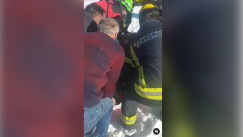 OKONČANA DRAMA U BAJINOJ BAŠTI: Pogledajte kako su vatrogasci spasili muškarca koji je pao sa vidikovca (VIDEO) OKONČANA DRAMA U BAJINOJ BAŠTI: Pogledajte kako su vatrogasci spasili muškarca koji je pao sa vidikovca (VIDEO)
