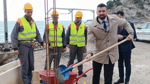 SUTOMORE MENJA VIZUELNI IZGLED: Postavljen kamen temeljac za novi trg, investicija vredna oko 1,5 miliona evra SUTOMORE MENJA VIZUELNI IZGLED: Postavljen kamen temeljac za novi trg, investicija vredna oko 1,5 miliona evra