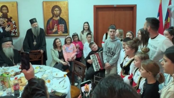 СВЕЧАНО У ПАРОХИЈСКОМ ДОМУ: Патријарх Порфирије са децом са Косова и Метохије и Барање (ВИДЕО) СВЕЧАНО У ПАРОХИЈСКОМ ДОМУ: Патријарх Порфирије са децом са Косова и Метохије и Барање (ВИДЕО)