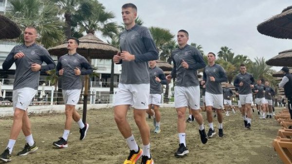 ПАРТИЗАН ОПОРАВАК ОДРАДИО НА ПЛАЖИ: Салдања и Кастиљо тренирали на терену (ФОТО) ПАРТИЗАН ОПОРАВАК ОДРАДИО НА ПЛАЖИ: Салдања и Кастиљо тренирали на терену (ФОТО)