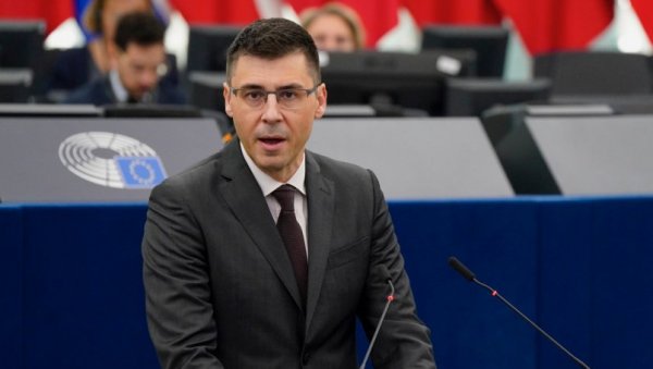 ОПОЗИЦИЈА НЕ БИ ТРЕБАЛО ДА ОПАЊКАВА СВОЈУ ЗЕМЉУ: Европски посланик Андор Дели - ЕП се окомила и на Србију и на Мађарску јер имамо свој став ОПОЗИЦИЈА НЕ БИ ТРЕБАЛО ДА ОПАЊКАВА СВОЈУ ЗЕМЉУ: Европски посланик Андор Дели - ЕП се окомила и на Србију и на Мађарску јер имамо свој став