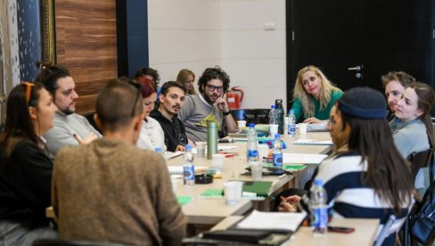 POŠALICA NA ŠEST ŽICA: SNP priprema premijeru „Mišje groznice“ Aleksandra Popovića POŠALICA NA ŠEST ŽICA: SNP priprema premijeru „Mišje groznice“ Aleksandra Popovića