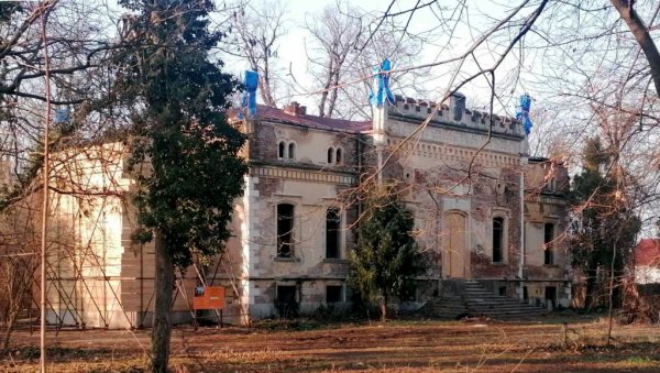 ДВОРАЦ ЈЕ ЗАШТИЋЕН, АЛИ НИЈЕ ЗА ПОСЕТЕ: Задужбина породице Лазаревић у Великом Средишту, код Вршца, чека приватизацију ДВОРАЦ ЈЕ ЗАШТИЋЕН, АЛИ НИЈЕ ЗА ПОСЕТЕ: Задужбина породице Лазаревић у Великом Средишту, код Вршца, чека приватизацију
