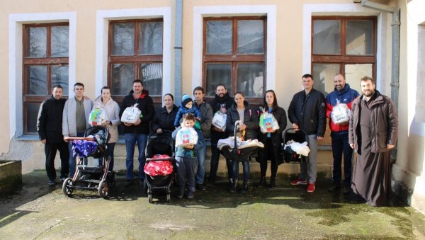 БЕБИ ПАКЕТИ ЗА ДЕЦУ ИЗ МИЛИВЕ: Родитељима уручена донација месне заједнице (ФОТО) БЕБИ ПАКЕТИ ЗА ДЕЦУ ИЗ МИЛИВЕ: Родитељима уручена донација месне заједнице (ФОТО)
