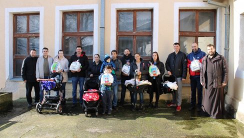 BEBI PAKETI ZA DECU IZ MILIVE: Roditeljima uručena donacija mesne zajednice (FOTO) BEBI PAKETI ZA DECU IZ MILIVE: Roditeljima uručena donacija mesne zajednice (FOTO)