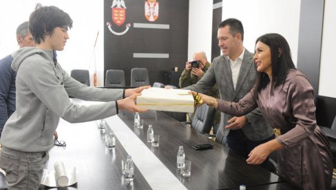 MATEMATIKA U MALOM PRSTU: Kraljevački gimnazijalac Vuk Barlov na listi 112 najboljih đaka u Srbiji MATEMATIKA U MALOM PRSTU: Kraljevački gimnazijalac Vuk Barlov na listi 112 najboljih đaka u Srbiji