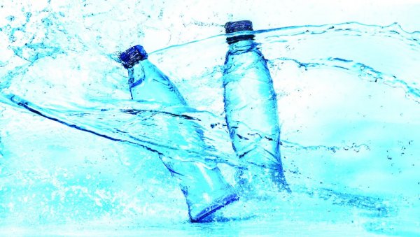 АМЕРИКАНЦИ ЗАБРИНУТИ: Флаширана вода садржи до 100 пута више пластике него што се мислило АМЕРИКАНЦИ ЗАБРИНУТИ: Флаширана вода садржи до 100 пута више пластике него што се мислило