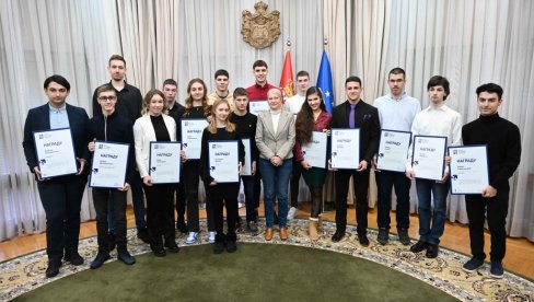 VIŠE OD POLA NAGRADA OTIŠLO U RUKE DEVOJČICA: Fond za mlade talente nagradio 1.296 đaka koji su osvojili medalje na takmičenjima - VIŠE OD POLA NAGRADA OTIŠLO U RUKE DEVOJČICA: Fond za mlade talente nagradio 1.296 đaka koji su osvojili medalje na takmičenjima -