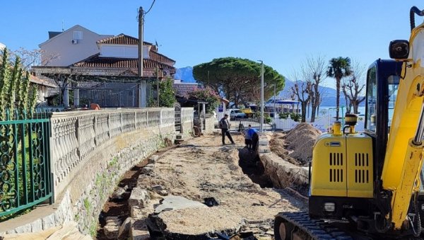 ХАВАРИЈЕ НА КАНАЛИЗАЦИОНИМ ИНСТАЛАЦИЈАМА: У току санација деонице у Ђеновићима ХАВАРИЈЕ НА КАНАЛИЗАЦИОНИМ ИНСТАЛАЦИЈАМА: У току санација деонице у Ђеновићима