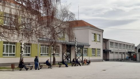 НАСТАВЉЕНА ВИШЕГОДИШЊА ТРАДИЦИЈА: Састанак са директорима лесковачких школа НАСТАВЉЕНА ВИШЕГОДИШЊА ТРАДИЦИЈА: Састанак са директорима лесковачких школа