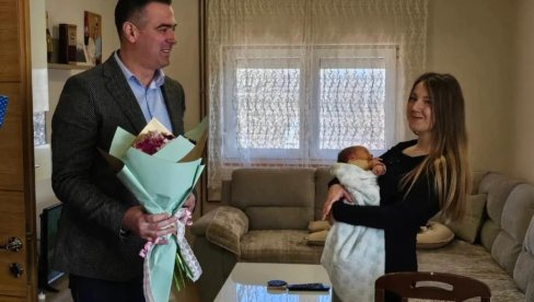 DAROVI ZA MALOG JAKOVA: Pronatalnim merama Vrnjčani se staraju o novorođenim sugrađanima