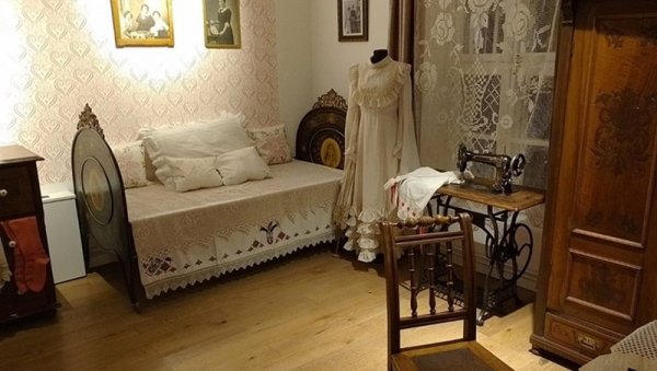 ОЖИВЕЛИ ДУХ НЕКАДАШЊЕГ ЧАЧКА: У реконструисаној такозваној Хаџића кући отворен Етнолошки музеј ОЖИВЕЛИ ДУХ НЕКАДАШЊЕГ ЧАЧКА: У реконструисаној такозваној Хаџића кући отворен Етнолошки музеј