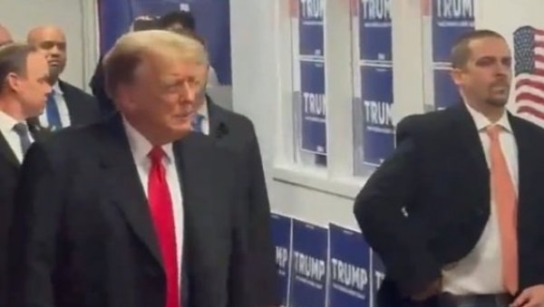 ТРАМП ОДУШЕВИО СВОЈУ ЕКИПУ: Све изненадио, дочекан царски (ВИДЕО) ТРАМП ОДУШЕВИО СВОЈУ ЕКИПУ: Све изненадио, дочекан царски (ВИДЕО)