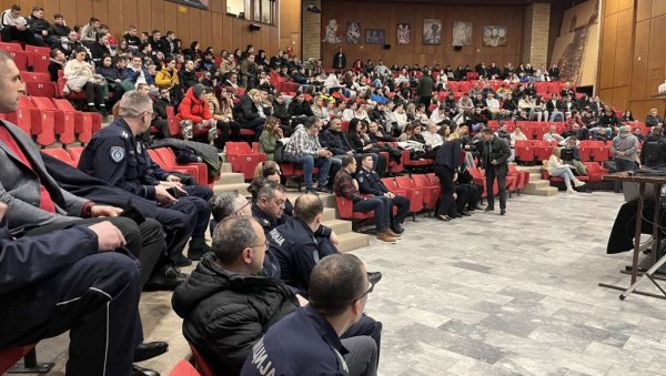 БЕЗБЕДНОСТ МЛАДИХ У САОБРАЋАЈУ: Едукативна трибина одржана у Зрењанину (ФОТО) БЕЗБЕДНОСТ МЛАДИХ У САОБРАЋАЈУ: Едукативна трибина одржана у Зрењанину (ФОТО)
