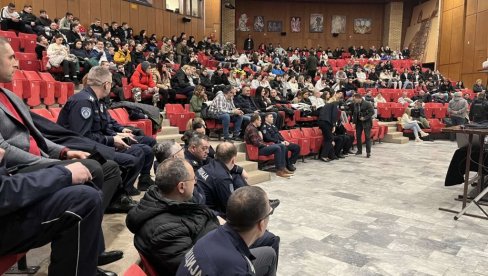 BEZBEDNOST MLADIH U SAOBRAĆAJU: Edukativna tribina održana u Zrenjaninu (FOTO)