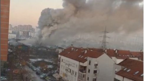 NESTVARNE SLIKE POŽARA IZ BLOKA 70: Dim se vidi čak iz drugog dela grada, dosegao sve do Žarkova (FOTO) NESTVARNE SLIKE POŽARA IZ BLOKA 70: Dim se vidi čak iz drugog dela grada, dosegao sve do Žarkova (FOTO)