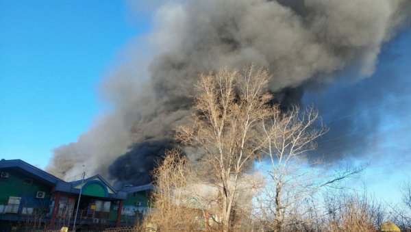 ЕКСПЛОЗИЈЕ ОДЈЕКУЈУ НОВИМ БЕОГРАДОМ: Драматично испред тржног центра, Кинези спасавају робу (ФОТО)