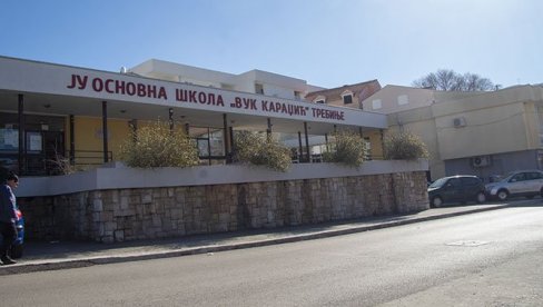 LAKŠE DO KABINETA: U OŠ Vuk Karadžić u Trebinju u toku je izgradnja lifta za decu koja imaju otežano kretanje LAKŠE DO KABINETA: U OŠ Vuk Karadžić u Trebinju u toku je izgradnja lifta za decu koja imaju otežano kretanje