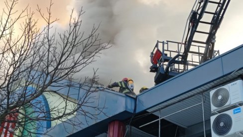 TEMPERATURA JE TOLIKO VISOKA, TEŠKO JE PROGNOZIRATI DALJE... Oglasio se načelnik za vanredne situacije o drami u Bloku 70 (FOTO/VIDEO) TEMPERATURA JE TOLIKO VISOKA, TEŠKO JE PROGNOZIRATI DALJE... Oglasio se načelnik za vanredne situacije o drami u Bloku 70 (FOTO/VIDEO)