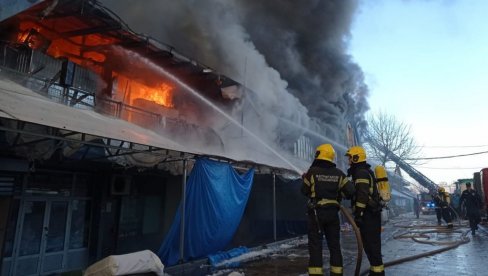 POLICIJA EVAKUIŠE SVE U BLIZINI TRŽNOG CENTRA: Postoji opasnost od pucanja plinskih boca POLICIJA EVAKUIŠE SVE U BLIZINI TRŽNOG CENTRA: Postoji opasnost od pucanja plinskih boca