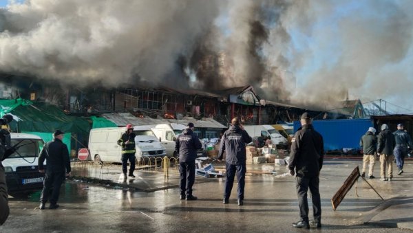 ОВО ЈЕ ТУЖАН ТРЕНУТАК: Амбасадор Кине у Београду стигао на место пожара у Блоку 70 (ВИДЕО)