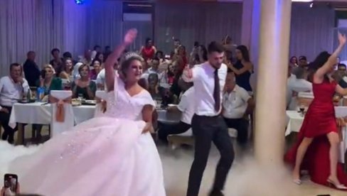 AMERIKANKA NA SVADBI U BiH: Ovo nisam očekivala, traje 15 sati! Šta ju je naročito šokiralo(VIDEO) AMERIKANKA NA SVADBI U BiH: Ovo nisam očekivala, traje 15 sati! Šta ju je naročito šokiralo(VIDEO)