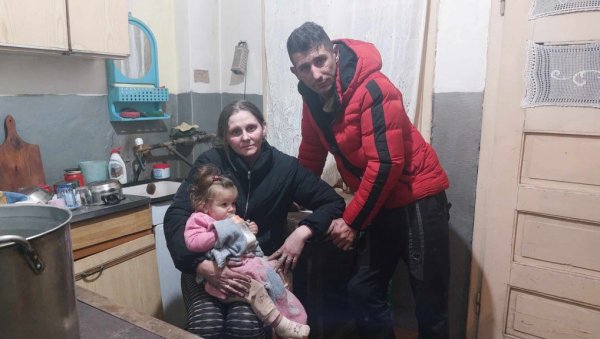 СУЗЕ МАЈКЕ СЕДМОРО ДЕЦЕ УЈЕДИНИЛЕ ЗАЈЕЧАР: Деветочлана породица Станојевић из Вратарнице у пожару остала без дома СУЗЕ МАЈКЕ СЕДМОРО ДЕЦЕ УЈЕДИНИЛЕ ЗАЈЕЧАР: Деветочлана породица Станојевић из Вратарнице у пожару остала без дома