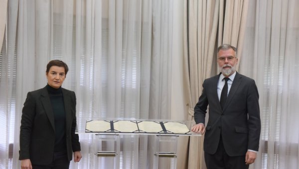 НЕПРОЦЕЊИВО ВРЕДАН ДОКУМЕНТ: Извршена примопредаја оригинала злогласне Хитлерове Директиве бр. 25 (ФОТО) НЕПРОЦЕЊИВО ВРЕДАН ДОКУМЕНТ: Извршена примопредаја оригинала злогласне Хитлерове Директиве бр. 25 (ФОТО)