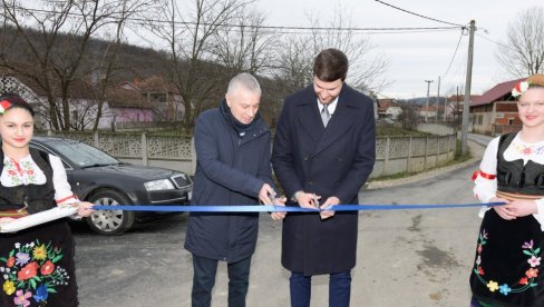 DRŽAVA NASTAVLJA DA POMAŽE: Otvoren rekonstruisan put u rekovačkom selu Dragovu (FOTO) DRŽAVA NASTAVLJA DA POMAŽE: Otvoren rekonstruisan put u rekovačkom selu Dragovu (FOTO)