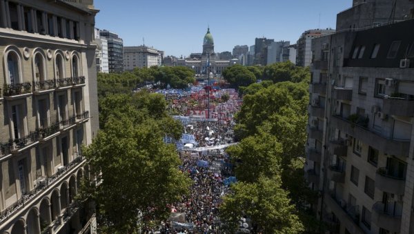 МАСОВНИ ШТРАЈК У БУЕНОС АЈРЕСУ: Аргентинци против економских реформи председника Милеја (ФОТО) МАСОВНИ ШТРАЈК У БУЕНОС АЈРЕСУ: Аргентинци против економских реформи председника Милеја (ФОТО)
