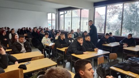 ПРИСУСТВОВАЛО 200 ЂАКА: У Три школе у Бачкој Паланци презентовани услови уписа у војне школе и академије ПРИСУСТВОВАЛО 200 ЂАКА: У Три школе у Бачкој Паланци презентовани услови уписа у војне школе и академије