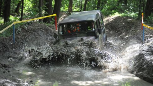 SPREMNI I ZA MIROVNE MISIJE: Dodatna obuka pripadnika VS za upravljanje terenskim vozilima (FOTO)