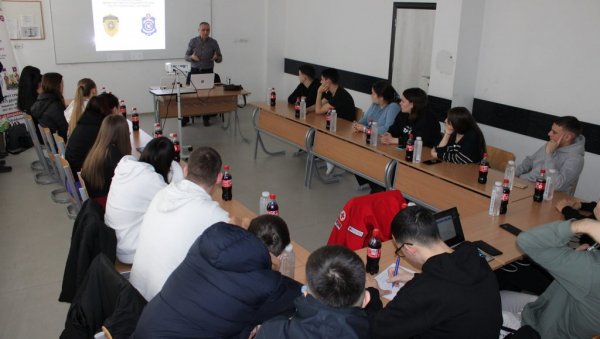 РАДИОНИЦА СА ВОЛОНТЕРИМА: Деловање у поплавама тема скупа Црвеног крста Деспотовац (ФОТО) РАДИОНИЦА СА ВОЛОНТЕРИМА: Деловање у поплавама тема скупа Црвеног крста Деспотовац (ФОТО)