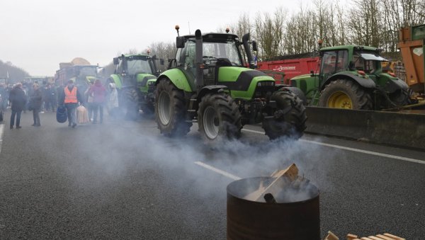 ТРАКТОРИМА И БАЛАМА СЕНА БЛОКИРАЛИ САОБРАЋАЈ НА АВЕНИЈИ: Протест фармера се отео контроли, ухапшено преко 60 људи ТРАКТОРИМА И БАЛАМА СЕНА БЛОКИРАЛИ САОБРАЋАЈ НА АВЕНИЈИ: Протест фармера се отео контроли, ухапшено преко 60 људи