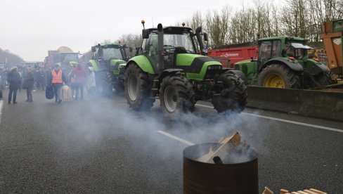 TRAKTORIMA I BALAMA SENA BLOKIRALI SAOBRAĆAJ NA AVENIJI: Protest farmera se oteo kontroli, uhapšeno preko 60 ljudi