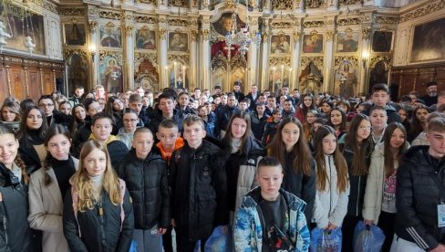 BLAGOSLOV IZ SVEG SRCA: Osnovci sa Kosmeta u poseti Sabornom hramu u Novom Sadu (FOTO) BLAGOSLOV IZ SVEG SRCA: Osnovci sa Kosmeta u poseti Sabornom hramu u Novom Sadu (FOTO)