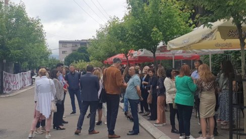 UPRKOS ULTIMATUMU IZ PRIŠTINE - ŠATOR I DA ISPRED OPŠTINE LEPOSAVIĆ: Srbi - Ovo je vrhunac bezobrazluka i ugroženosti naših prava UPRKOS ULTIMATUMU IZ PRIŠTINE - ŠATOR I DA ISPRED OPŠTINE LEPOSAVIĆ: Srbi - Ovo je vrhunac bezobrazluka i ugroženosti naših prava