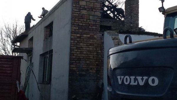 ВАТРОГАСЦУ ГОРЕЛА КУЋА: Мештани Дероња, код Оџака, окупили мобу да помогну седмочланој породици Рајковић којој је пожар уништио дом ВАТРОГАСЦУ ГОРЕЛА КУЋА: Мештани Дероња, код Оџака, окупили мобу да помогну седмочланој породици Рајковић којој је пожар уништио дом