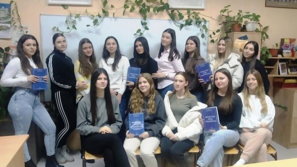 БУДУЋИ ФАРМАЦЕУТИ НАЈБОЉИ ЈЕЗИЧАРИ: На републичком такмичењу лингвистичких секција победила Технолошка школа из Параћина БУДУЋИ ФАРМАЦЕУТИ НАЈБОЉИ ЈЕЗИЧАРИ: На републичком такмичењу лингвистичких секција победила Технолошка школа из Параћина