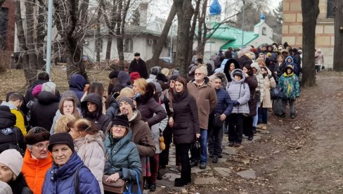 U MOLITIVI, SATIMA ČEKALI DA JE DOTAKNU: Šta vernicima znači poklonjenje čudotvornoj ikoni Majke Božije, koja je stigla iz Rusije (FOTO) U MOLITIVI, SATIMA ČEKALI DA JE DOTAKNU: Šta vernicima znači poklonjenje čudotvornoj ikoni Majke Božije, koja je stigla iz Rusije (FOTO)
