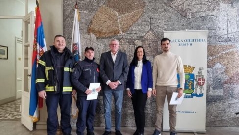 ПРИЗНАЊА ПАНТИЋУ И СЛАВКОВИЋУ: Општина Земун наградила најбољег ватрогасца и полицајца ПРИЗНАЊА ПАНТИЋУ И СЛАВКОВИЋУ: Општина Земун наградила најбољег ватрогасца и полицајца
