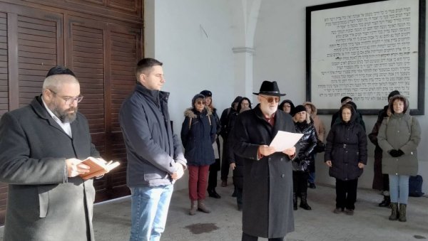 УБИЈЕНО ЈЕ ОКО 4.000 ЈЕВРЕЈА: Међународни дан сећања на жртве Холокауста обележен у Новом Саду УБИЈЕНО ЈЕ ОКО 4.000 ЈЕВРЕЈА: Међународни дан сећања на жртве Холокауста обележен у Новом Саду
