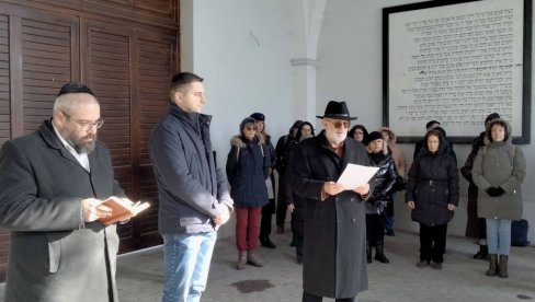 UBIJENO JE OKO 4.000 JEVREJA: Međunarodni dan sećanja na žrtve Holokausta obeležen u Novom Sadu UBIJENO JE OKO 4.000 JEVREJA: Međunarodni dan sećanja na žrtve Holokausta obeležen u Novom Sadu