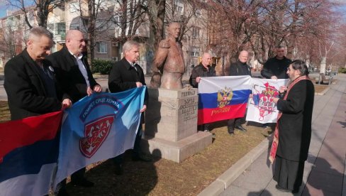 У СЛАВУ РУСКОГ ГЕНЕРАЛА: У Вршцу положени венци на споменик Ђорђу Емануелу Арсенијевићу (ФОТО) У СЛАВУ РУСКОГ ГЕНЕРАЛА: У Вршцу положени венци на споменик Ђорђу Емануелу Арсенијевићу (ФОТО)