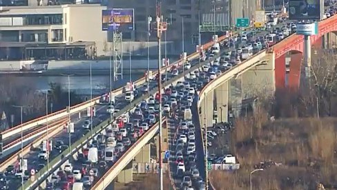 POČEO KOLAPS U BEOGRADU: Haos u Kneza Miloša, sve stoji, vozila mile na auto-putu (FOTO) POČEO KOLAPS U BEOGRADU: Haos u Kneza Miloša, sve stoji, vozila mile na auto-putu (FOTO)