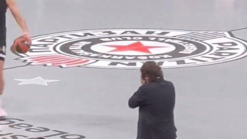 TRINKIJERI SE HVATAO ZA GLAVU! Italijan nije mogao da veruje šta su mu grobari uradili pred meč Partizan - Žalgiris TRINKIJERI SE HVATAO ZA GLAVU! Italijan nije mogao da veruje šta su mu grobari uradili pred meč Partizan - Žalgiris