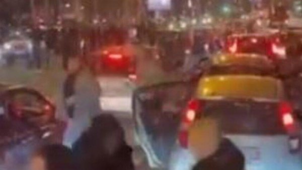 СЕКИРАМА И ПАЛИЦАМА КРЕНУЛИ НА НАВИЈАЧЕ: Застрашујуће сцене након утакмице (ВИДЕО) СЕКИРАМА И ПАЛИЦАМА КРЕНУЛИ НА НАВИЈАЧЕ: Застрашујуће сцене након утакмице (ВИДЕО)